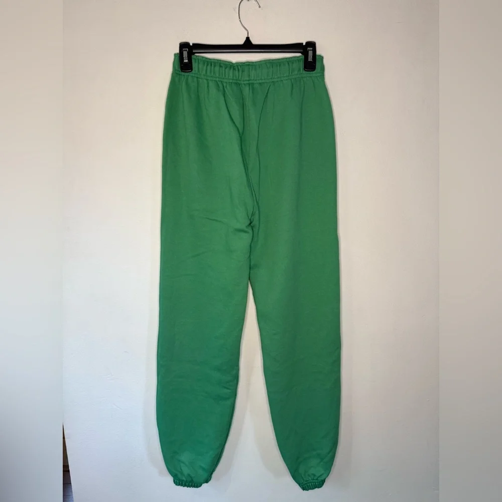 ALO Yoga Unisex Accolade Sweatpants in Lettuce - Picture 2 of 5